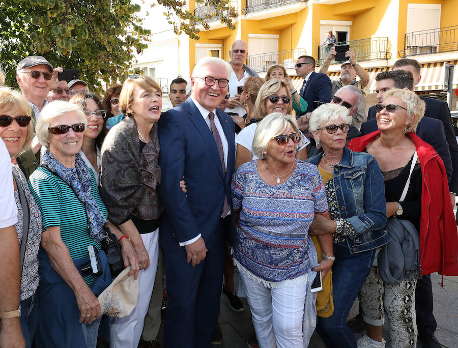 Frank-Walter Steinmeier se ha encontrado en el Teatro Romano con un grupo de compatriotas que visitaban Mérida