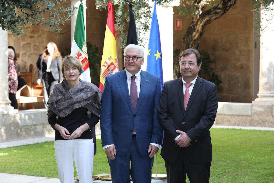 Frank-Walter Steinmeier se ha encontrado en el Teatro Romano con un grupo de compatriotas que visitaban Mérida