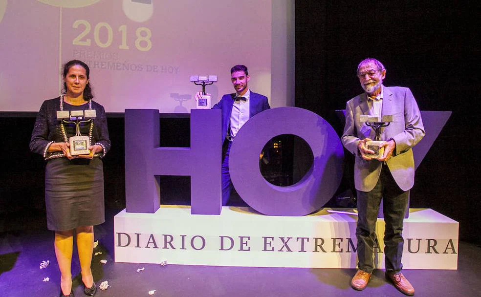 Ana Peláez, Álvaro Martín y Pablo Guerrero posan con sus premios::