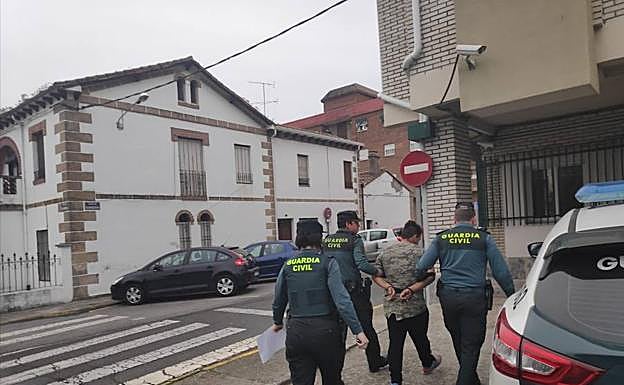 Detención de uno de los atracadores, esta mañana en Casas de Miravete:: HOY