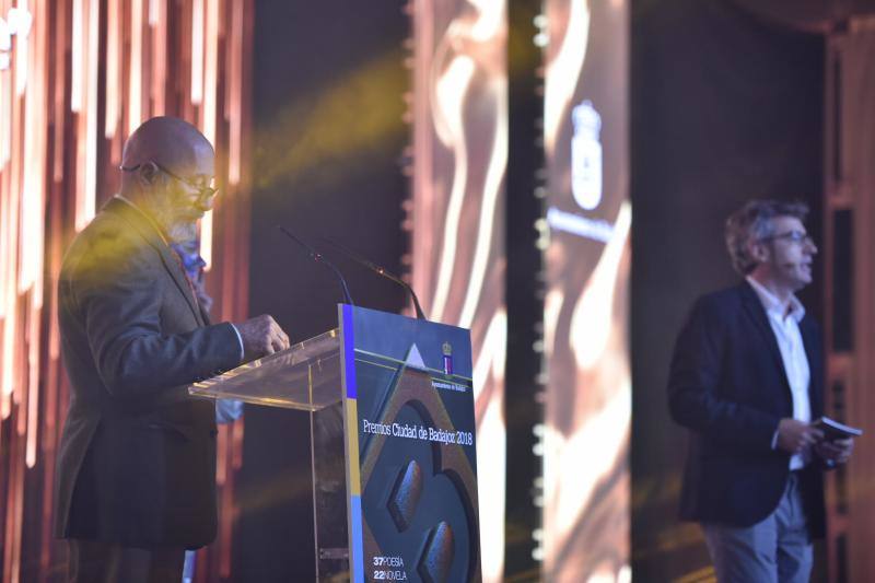 El Palacio de Cristal del Hotel Río acogió la entrega de unos galardones que ya reconocen a seis disciplinas: poesía, novela, periodismo, escultura, pintura y fotografía