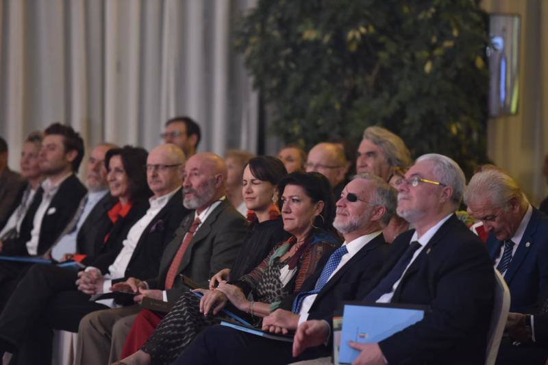 El Palacio de Cristal del Hotel Río acogió la entrega de unos galardones que ya reconocen a seis disciplinas: poesía, novela, periodismo, escultura, pintura y fotografía