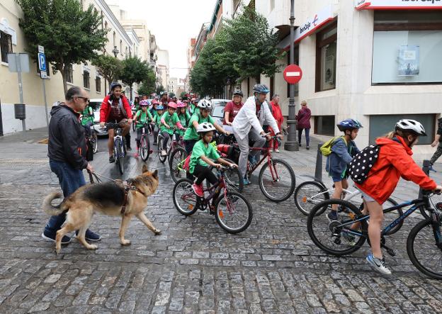 Escolares en bicicleta por Valverde Lillo. :: brígido