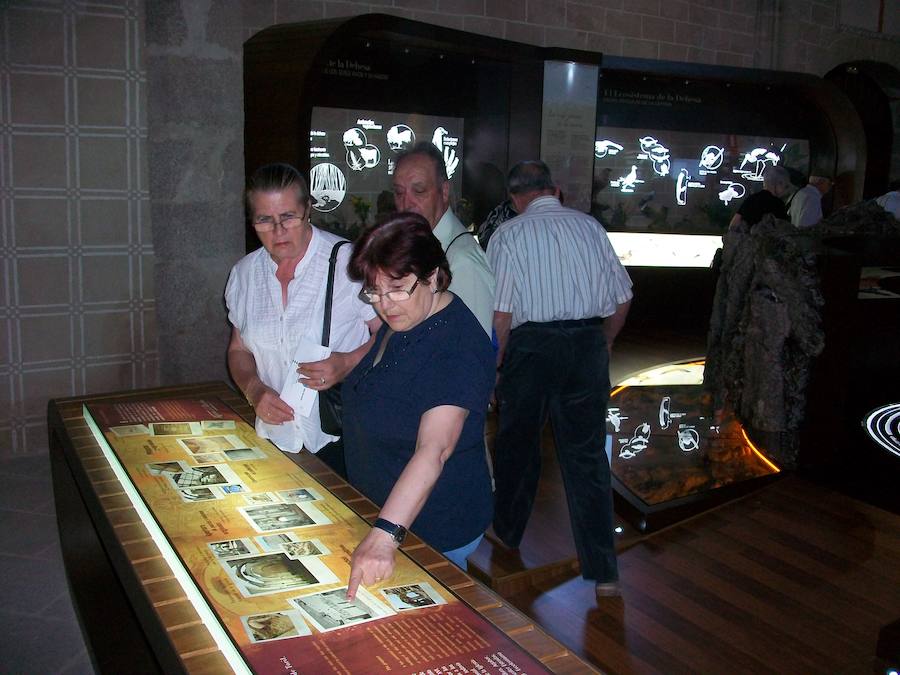 Visitantes consultan un panel en el centro de interpretación. 