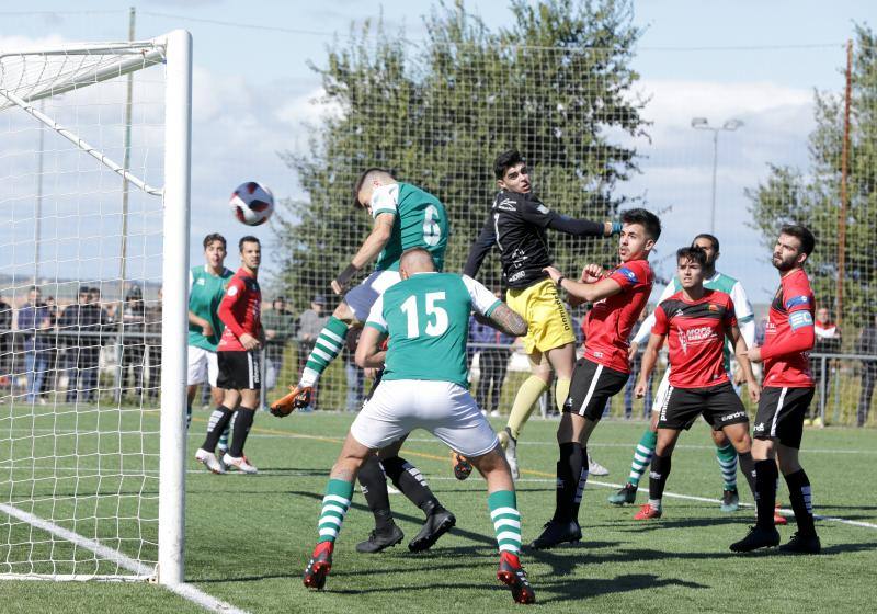 Los tantos de Eloy Jiménez y Alberto Delgado dieron la vuelta a un golazo desde medio campo de Monroy para un digno Montijo