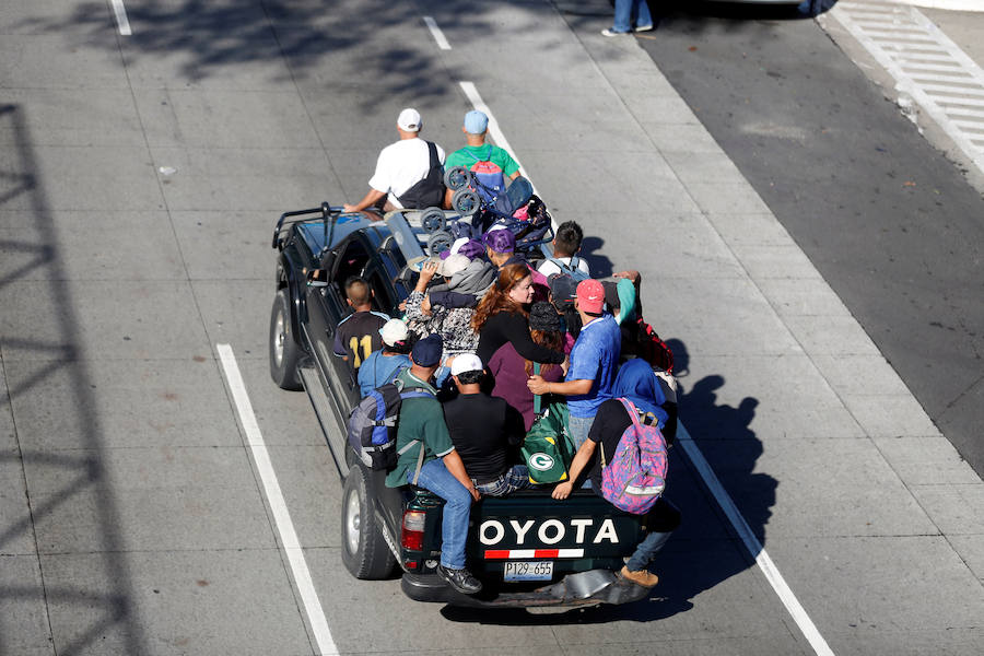 Unos 300 migrantes salvadoreños han salido este domingo de su país hacia la frontera con Guatemala con el objetivo final de llegar a EE UU. Buscan emular la caravana de hondureños que salió el 13 de octubre de San Pedro Sula.