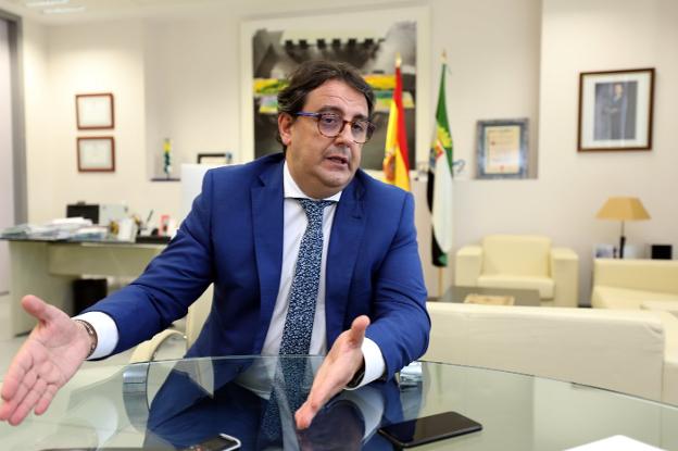 El consejero de Sanidad y Políticas Sociales, José María Vergeles, en su despacho durante la entrevista :: brígido