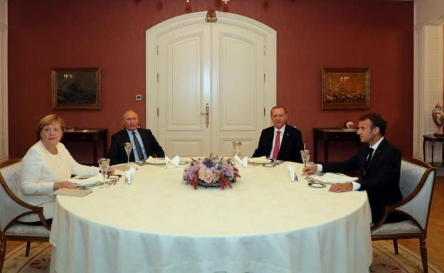 Merkel, Putin, Erdogan y Macron posan antes de la reunión.