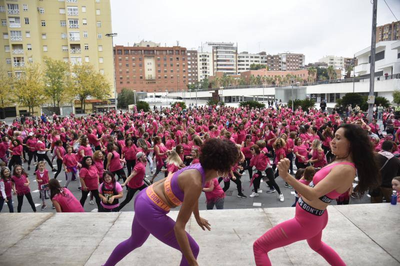 Varios centenares de personas de todas las edades, la mayoría mujeres, bailaron zumba ayer en la plaza Conquistadores