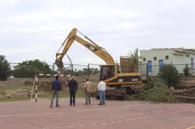 Comienzan las obras en la zona exterior del centro de educación especial. :: j. m. romero