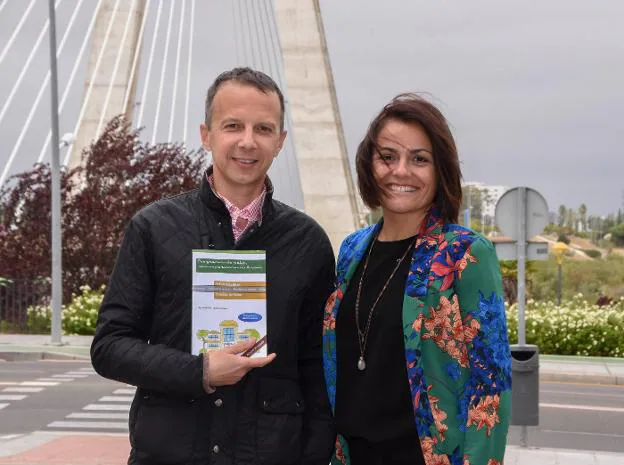 Chicho Rodríguez y Olga Fernández con el libro que acaban de publicar. :: c. moreno