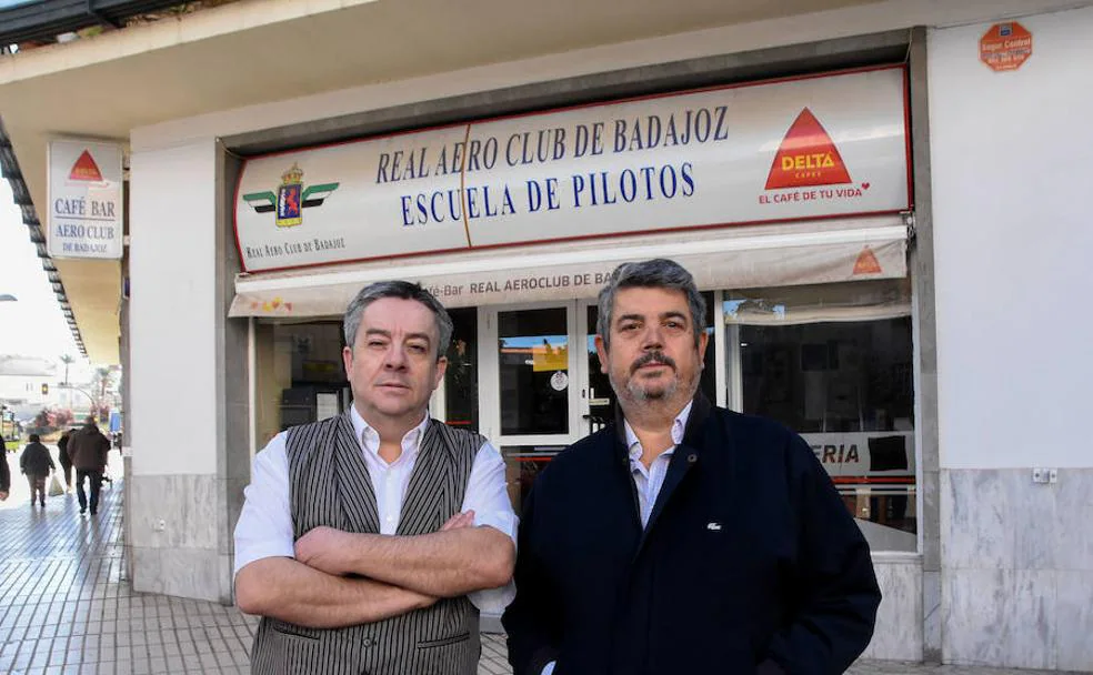 Marcelino Mayoral y Cayetano Barneto, ante la sede del Real Aeroclub de Badajoz. :: C.MORENO