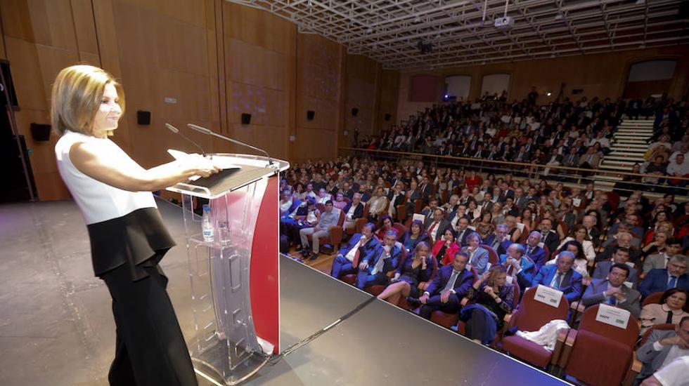 La directora, Manuela Martín, se dirige al público reunido en Cáceres para la entrega de los Extremeños de HOY