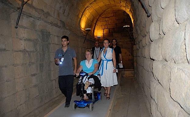 Una persona en silla de ruedas accede al Teatro Romano de Mérida:: ARCHIVO