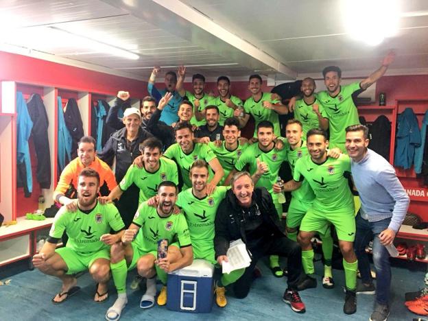 Jugadores y cuerpo técnico, con Miguel Espejo a la izquierda, celebran la victoria en el vestuario. 