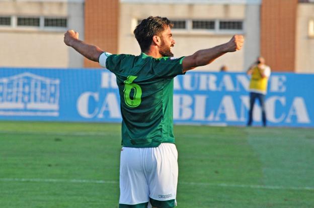 El Villanovense se ha inspirado en la celebración de Pajuelo de su gol ante el Badajoz para el cartel. :: e. d.