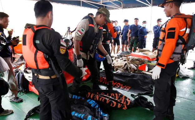 Rescatan más cadáveres del avión siniestrado en Indonesia.