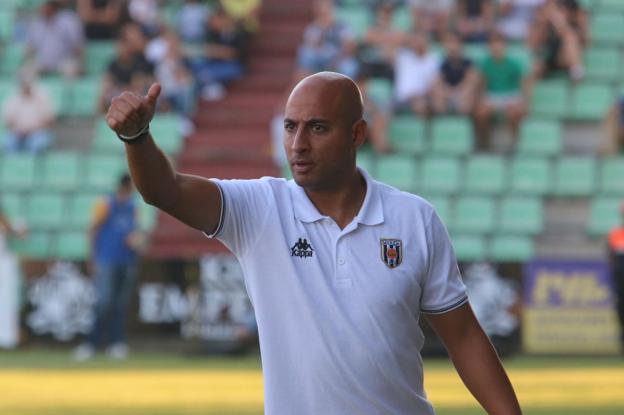 Mehdi Nafti durante su etapa como entrenador del Mérida. :: hoy