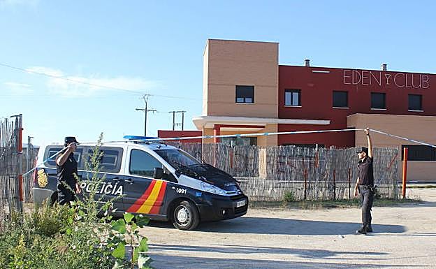 Investigación policial en el lugar donde apareció el cuerpo, el 9 de octubre de 2013. :: HOY