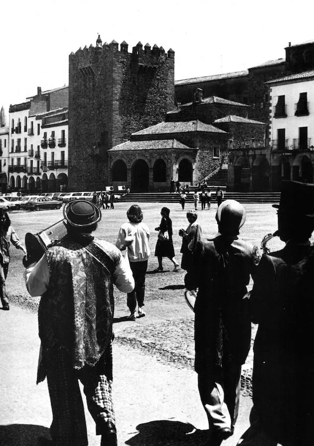 Esta es la fotografía de Valentín Javier eligió para la portada del libro: una troupe circense entrando en la Plaza Mayor de Cáceres