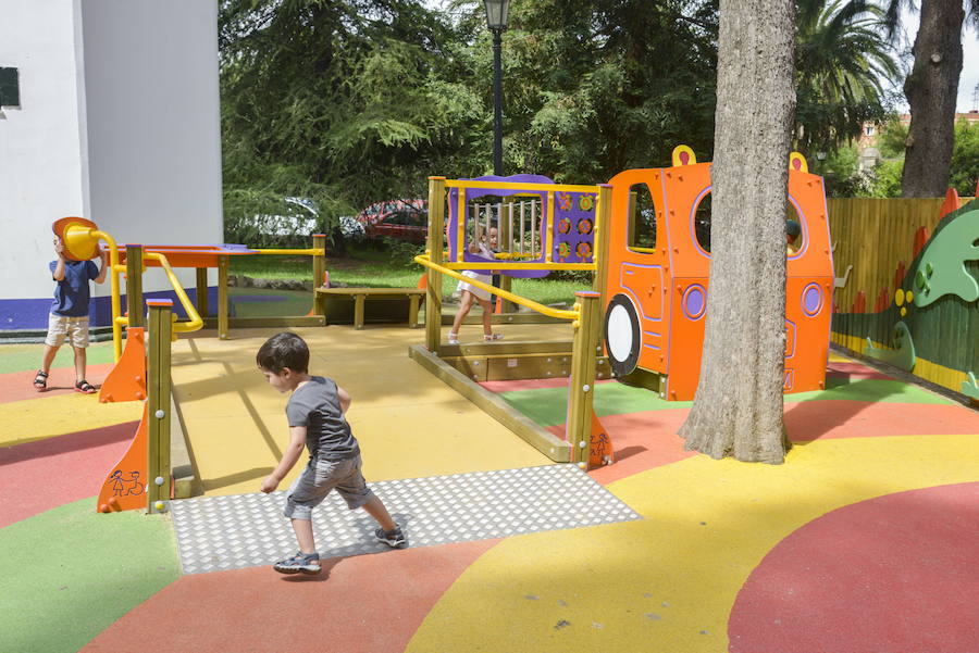 Zona de juego infantil en el parque de Castelar:: HOY