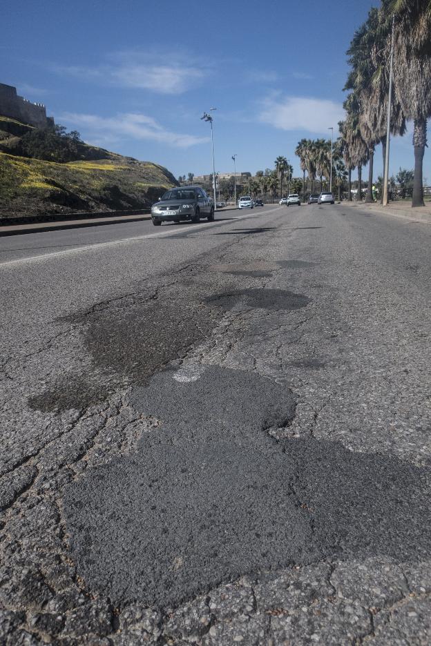 Parches de asfalto y grietas en Circunvalación. :: pakopí