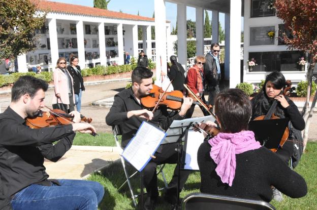 Un cuarteto de cuerda durante su actuación ayer en el Cementerio de la Soledad. :: c. moreno