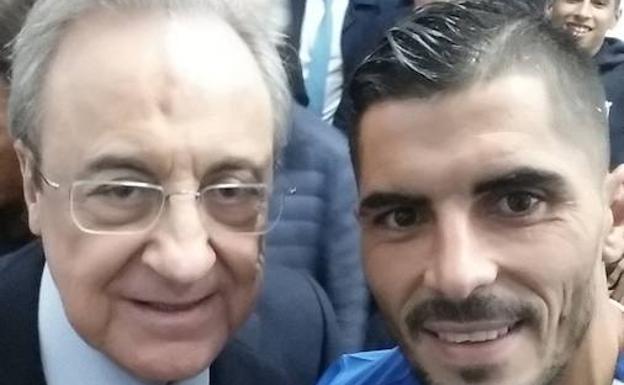 El selfi del futbolista con Florentino Pérez