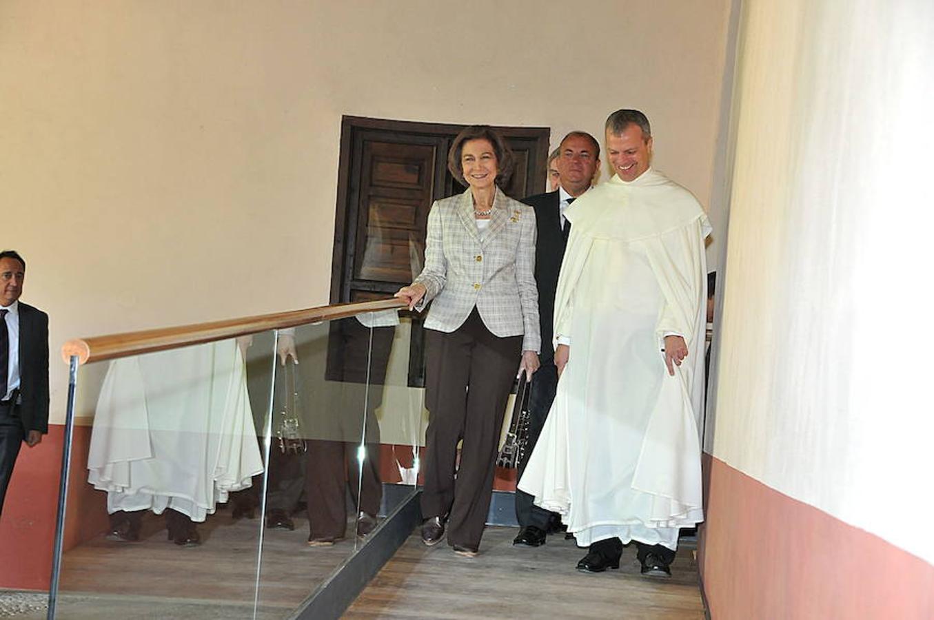 Visita de la Reina Sofía al Monasterio de Yuste en 2014 para ver las mejoras que facilitan el acceso a los discapacitados.