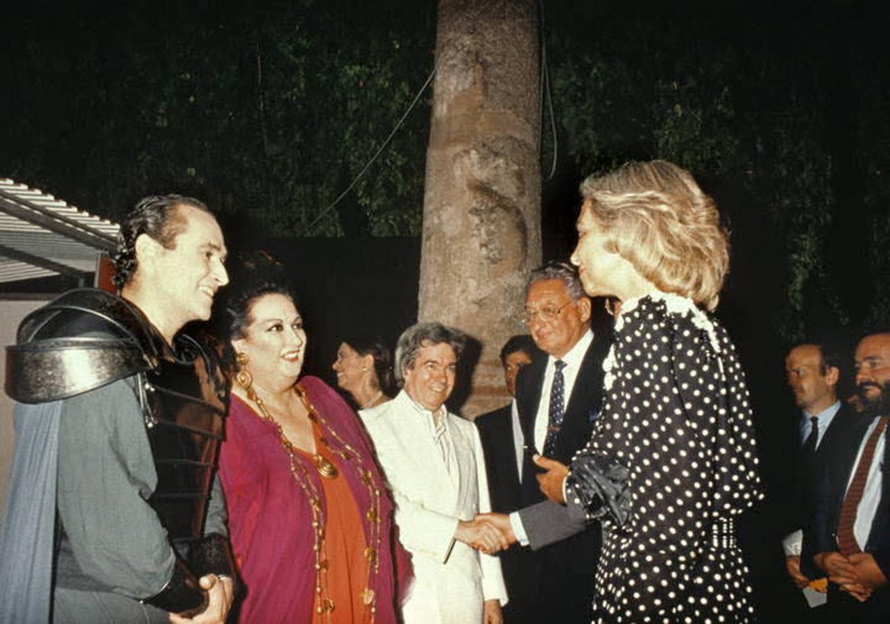 La reina Sofía José Carreras y a la soprano Montserrat Caballé tras asistir a la representación de la ópera 'Medea' que se puso en escena en 1989 en el Teatro Romano de Mérida.