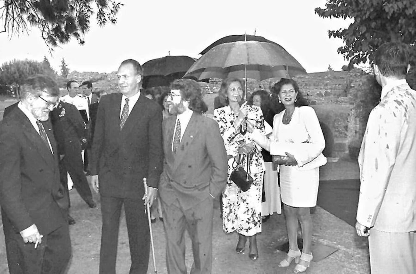 Juan Carlos Rodríguez Ibarra y Antonio Vélez acompañando al Rey Juan Carlos, a la Reina Sofía y Carmen Alborch en el Teatro Romano de Mérida en 1995. 