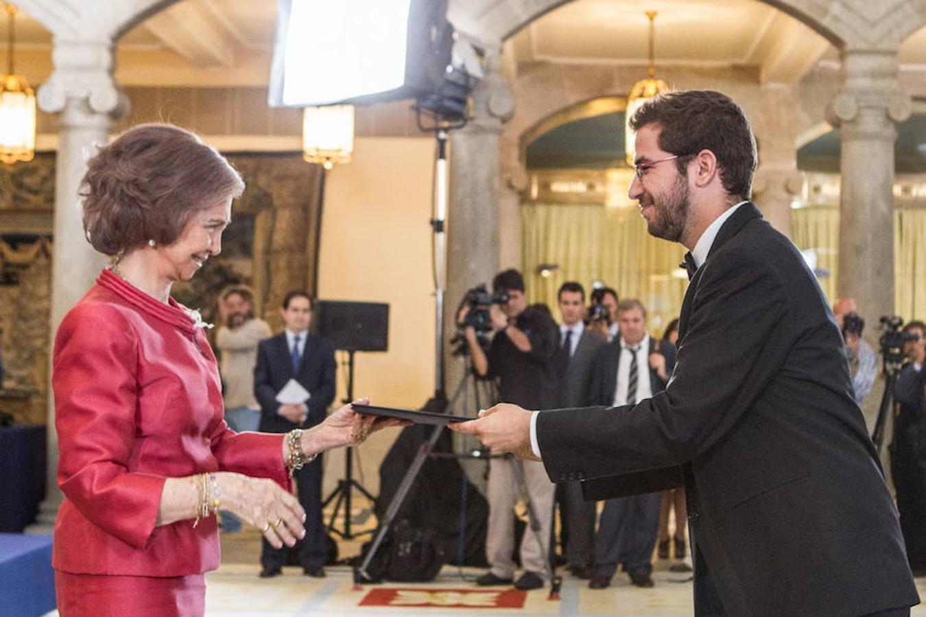 La Reina Sofía en Villafranca de los Barros le entrega el premio al extremeño Joaquín Manuel Arrabal Zamora como alumno más sobresaliente de la Cátedra de Contrabajo de la Escuela Superior de Música Reina Sofía durante el curso 2011-2012. 