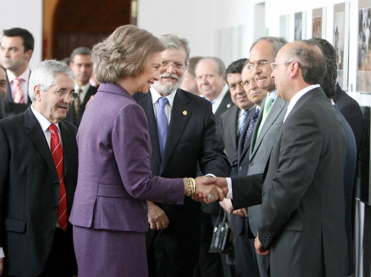 La Reina Doña Sofía saludando a las autoridades que la recibieron en el año 2007 a su llegada al convento San Juan de Dios de Olivenza, donde asistió a la inauguración de las jornadas sobre el Síndrome X Frágil (SXF).