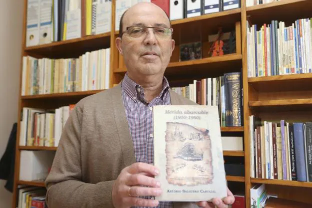 Antonio Salguero, con su libro 'Mérida abarcable (1950-1960)'. :: j. m. romero