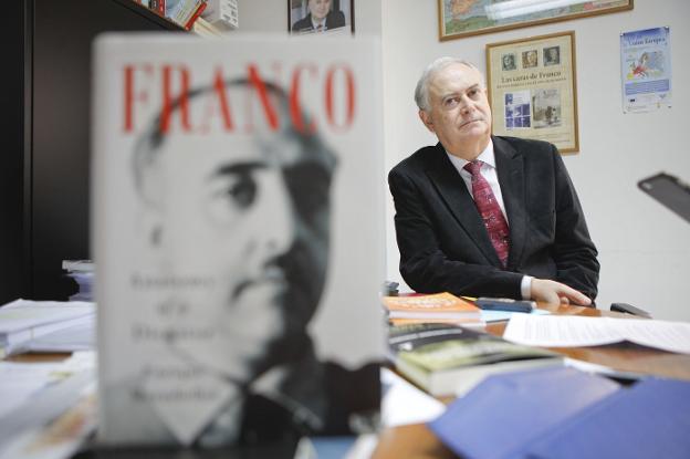 Moradiellos, en su despacho, con la versión inglesa de la obra que presenta el martes. 
