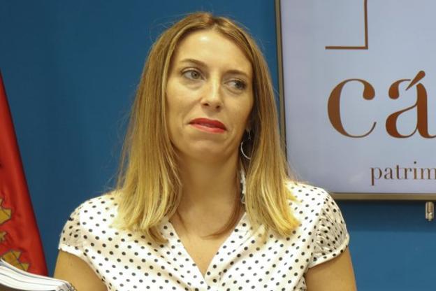 María Guardiola, concejala de Economía, con el presupuesto. :: l. c.