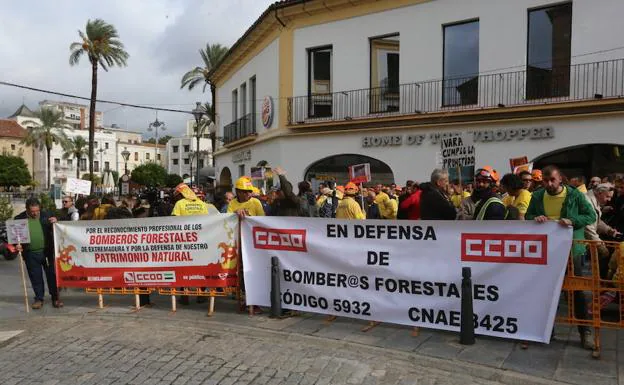 Agentes forestales se han manifestado en Mérida para pedir la categoría de bombero forestal