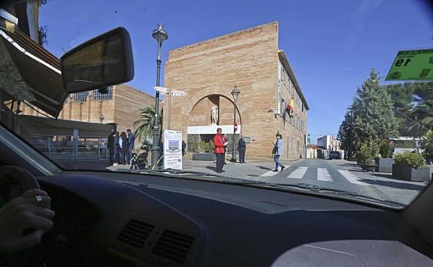 Calle por la que se accede en coche al Museo Romano:: J.M. ROMERO