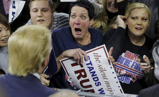 Una mujer reacciona al ver a Donald Trump. 