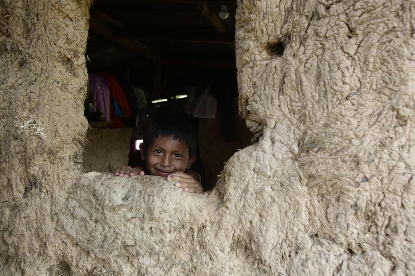 La comarca Ngäbe Buglé está a 291 kilometros de la ciudad de Panamá (Panamá). Casas ancestrales con un tesoro cultural que sucumben ante viviendas de concreto, e indígenas que no hablan su idioma, son el panorama actual que viven dos etnias diferentes con un territorio en común en Panamá, cuyos líderes y pobladores pretenden rescatar de las influencias de la modernidad.