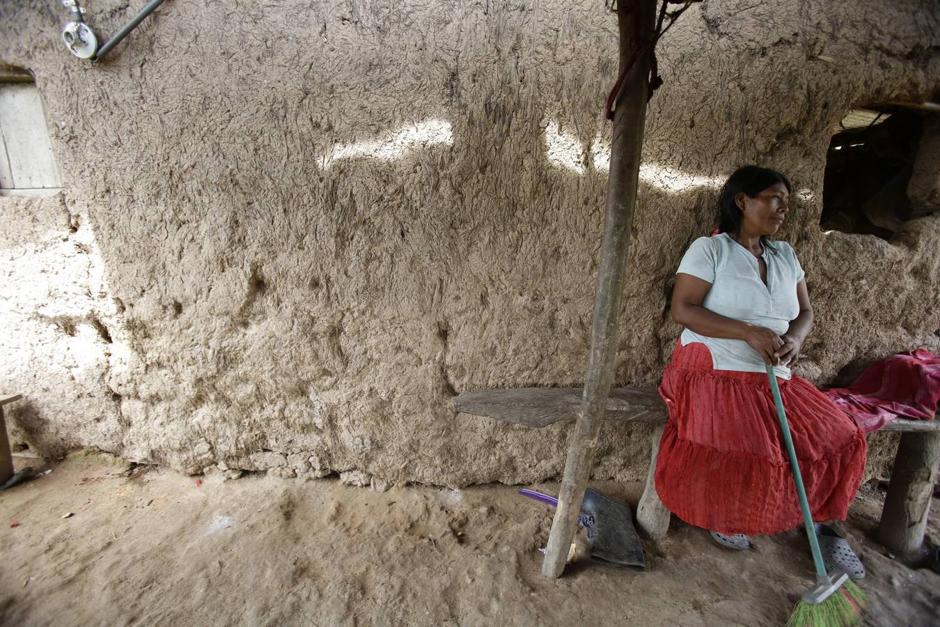 La comarca Ngäbe Buglé está a 291 kilometros de la ciudad de Panamá (Panamá). Casas ancestrales con un tesoro cultural que sucumben ante viviendas de concreto, e indígenas que no hablan su idioma, son el panorama actual que viven dos etnias diferentes con un territorio en común en Panamá, cuyos líderes y pobladores pretenden rescatar de las influencias de la modernidad.