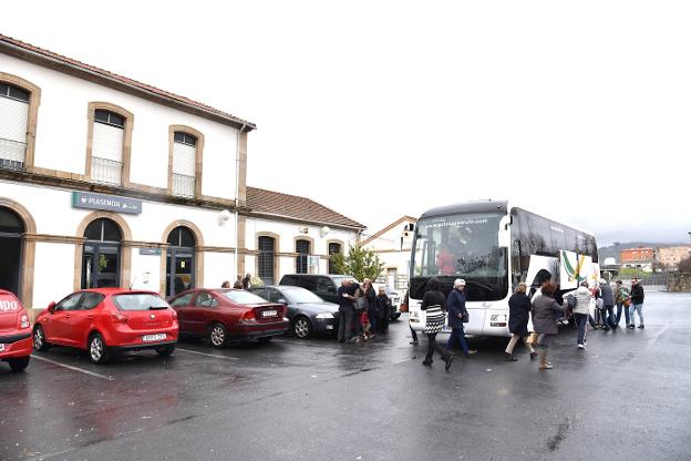 Viajeros llegan en bus a la estación después de una avería en el tren, en una imagen de archivo. :: palma