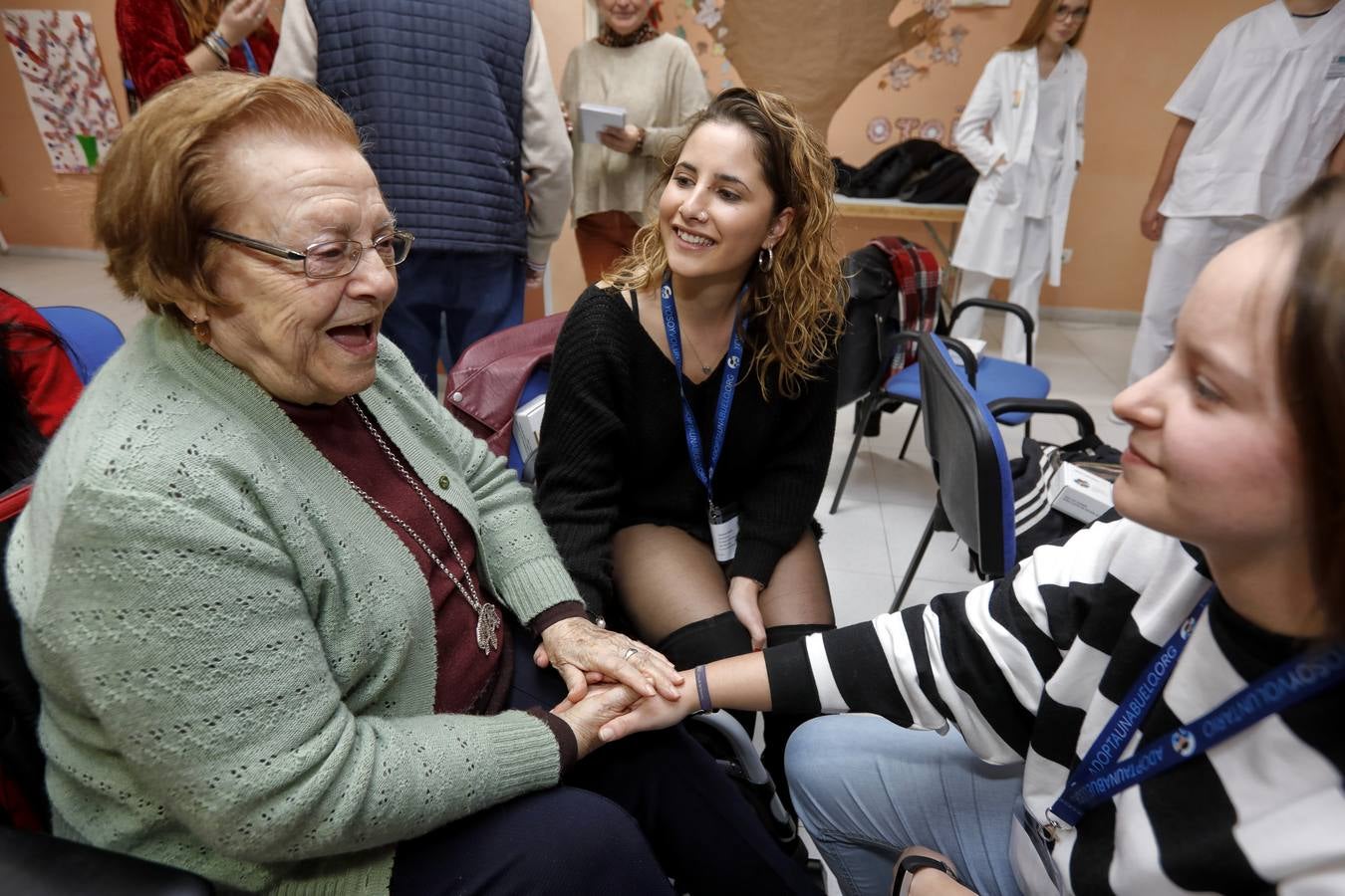 Mayores de la residencia Ciudad Jardín de Cáceres se han beneficiado del programa intergeneracional 'Adopta un Abuelo'