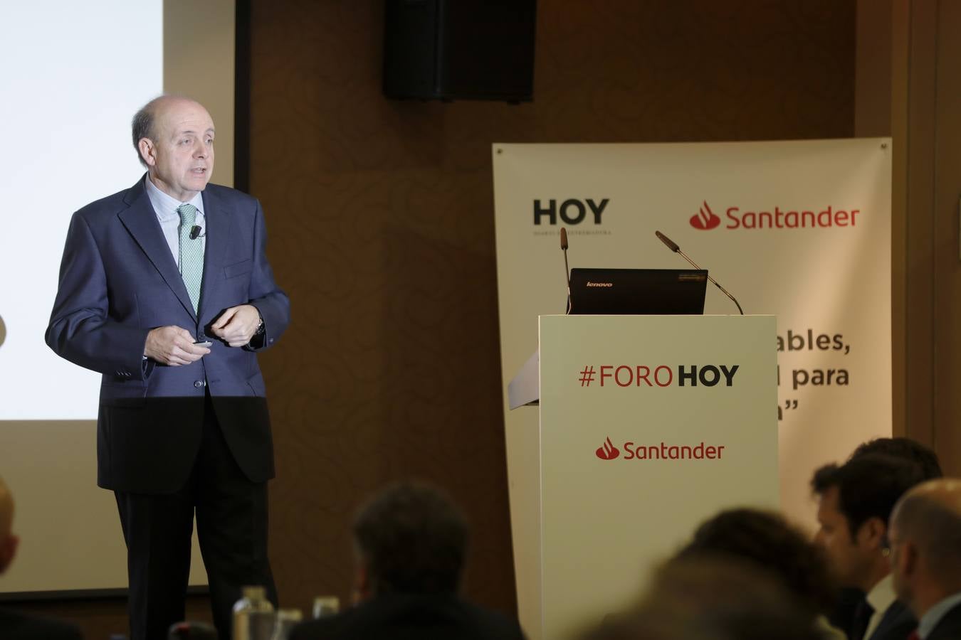 La región estaría contribuyendo en un 20% con el objetivo nacional en cuanto a generación de energía con fuentes renovables, si el objetivo fuese, como se prevé de 50.000 megavatios para dentro de doce años. Así lo ha anunciado la consejera de Economía e Infraestructuras, Olga García, que ha asistido este miércoles en Cáceres a un desayuno informativo sobre energías renovables, organizado por el Diario HOY en colaboración con el Banco Santander.