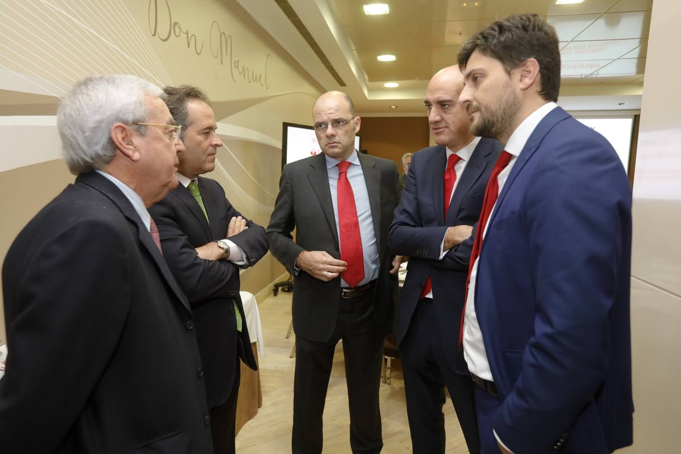 La región estaría contribuyendo en un 20% con el objetivo nacional en cuanto a generación de energía con fuentes renovables, si el objetivo fuese, como se prevé de 50.000 megavatios para dentro de doce años. Así lo ha anunciado la consejera de Economía e Infraestructuras, Olga García, que ha asistido este miércoles en Cáceres a un desayuno informativo sobre energías renovables, organizado por el Diario HOY en colaboración con el Banco Santander.