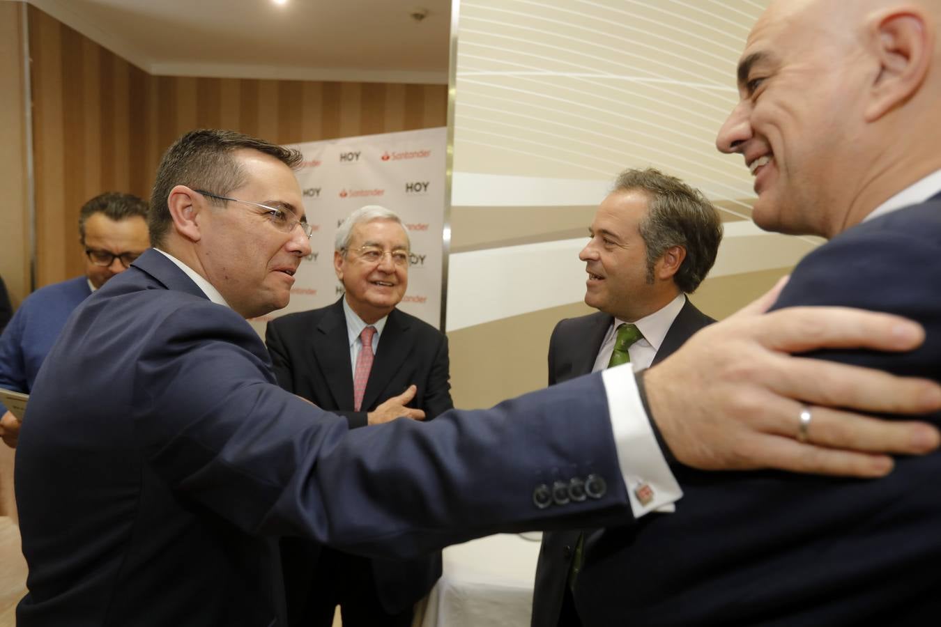 La región estaría contribuyendo en un 20% con el objetivo nacional en cuanto a generación de energía con fuentes renovables, si el objetivo fuese, como se prevé de 50.000 megavatios para dentro de doce años. Así lo ha anunciado la consejera de Economía e Infraestructuras, Olga García, que ha asistido este miércoles en Cáceres a un desayuno informativo sobre energías renovables, organizado por el Diario HOY en colaboración con el Banco Santander.