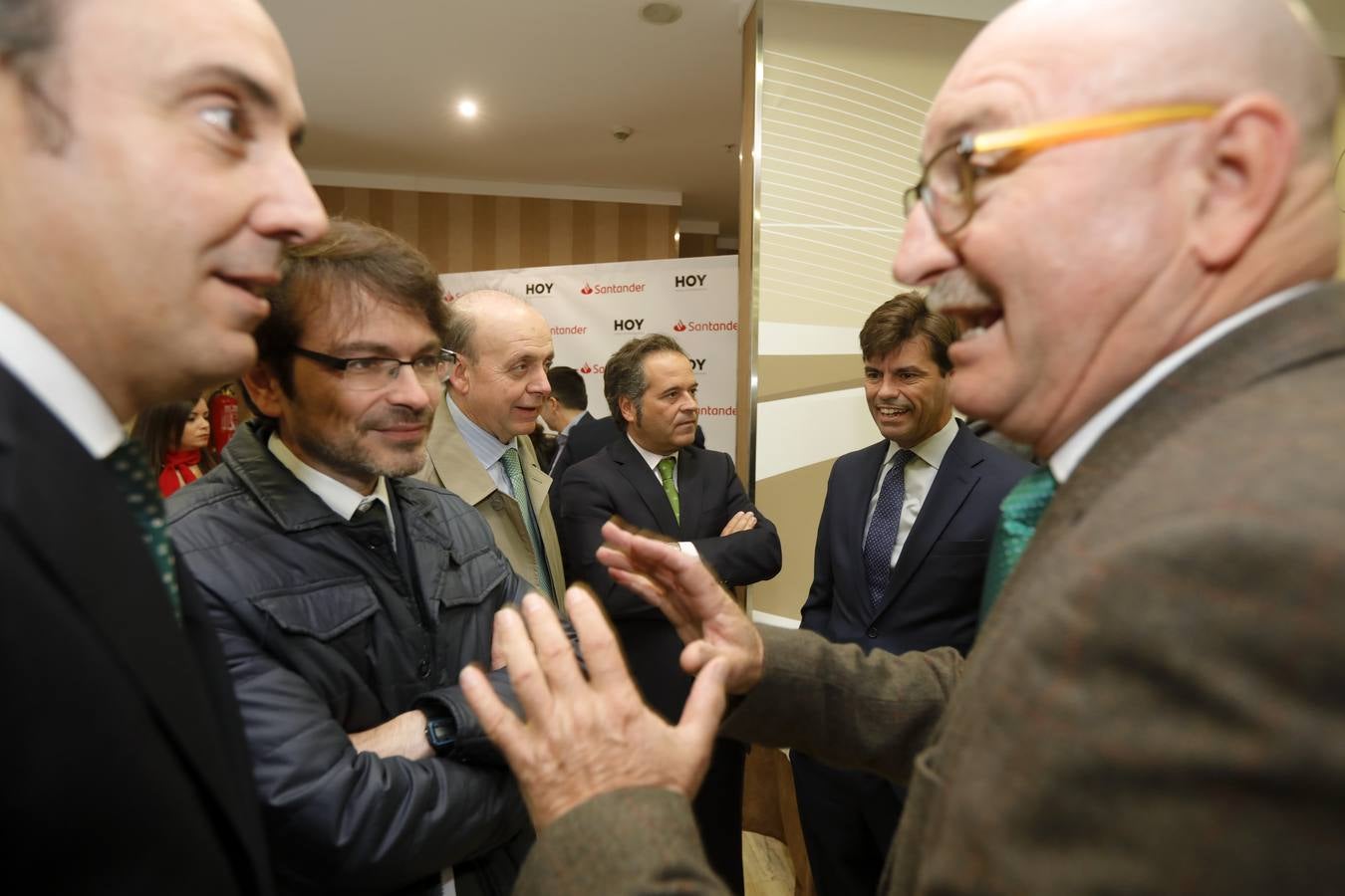 La región estaría contribuyendo en un 20% con el objetivo nacional en cuanto a generación de energía con fuentes renovables, si el objetivo fuese, como se prevé de 50.000 megavatios para dentro de doce años. Así lo ha anunciado la consejera de Economía e Infraestructuras, Olga García, que ha asistido este miércoles en Cáceres a un desayuno informativo sobre energías renovables, organizado por el Diario HOY en colaboración con el Banco Santander.