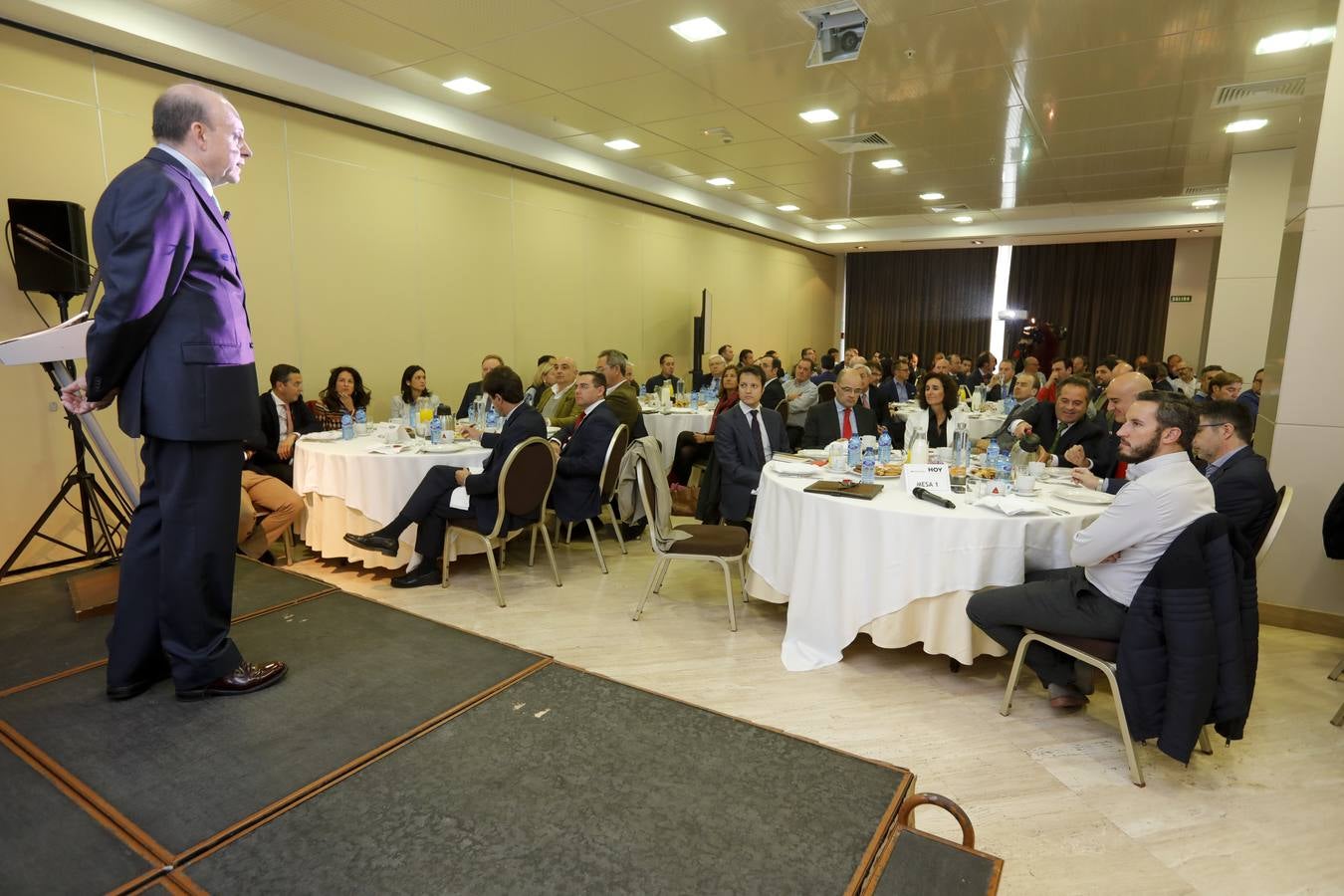 La región estaría contribuyendo en un 20% con el objetivo nacional en cuanto a generación de energía con fuentes renovables, si el objetivo fuese, como se prevé de 50.000 megavatios para dentro de doce años. Así lo ha anunciado la consejera de Economía e Infraestructuras, Olga García, que ha asistido este miércoles en Cáceres a un desayuno informativo sobre energías renovables, organizado por el Diario HOY en colaboración con el Banco Santander.