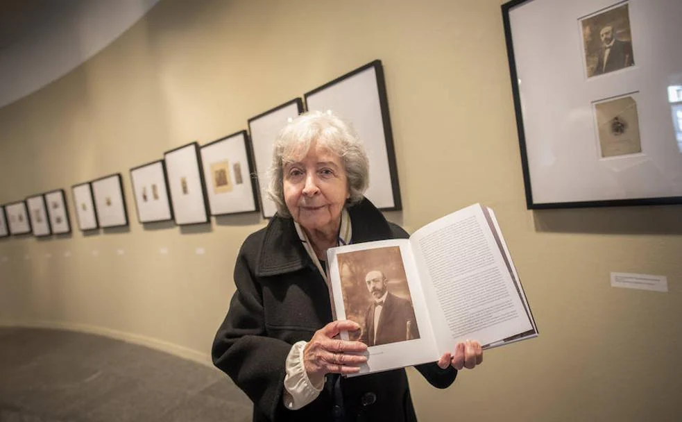 Carmen Trigo, de 87 años, muestra un autorretrato de su abuelo.