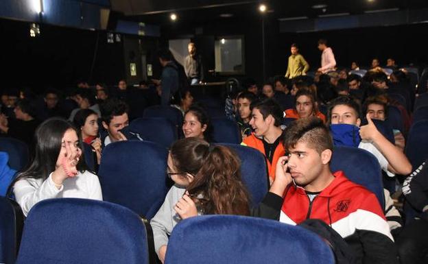 Alumnos en la sala de proyecciones del Centro Joven de Badajoz.